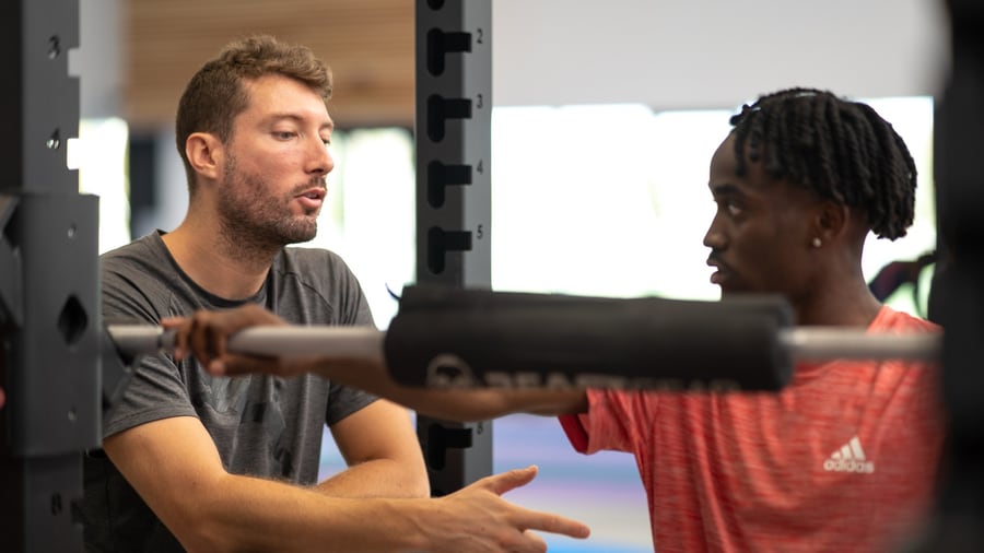 Préparateur physique Odysium expliquant un mouvement à un athlète
