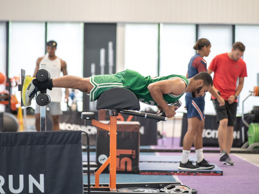 Athlète Odysium en gainage sur banc, salle de préparation physique